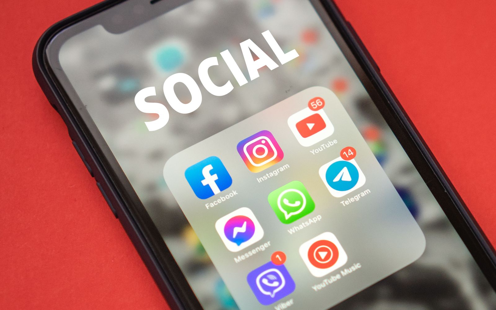 Celular em close com os aplicativos de redes sociais na tela