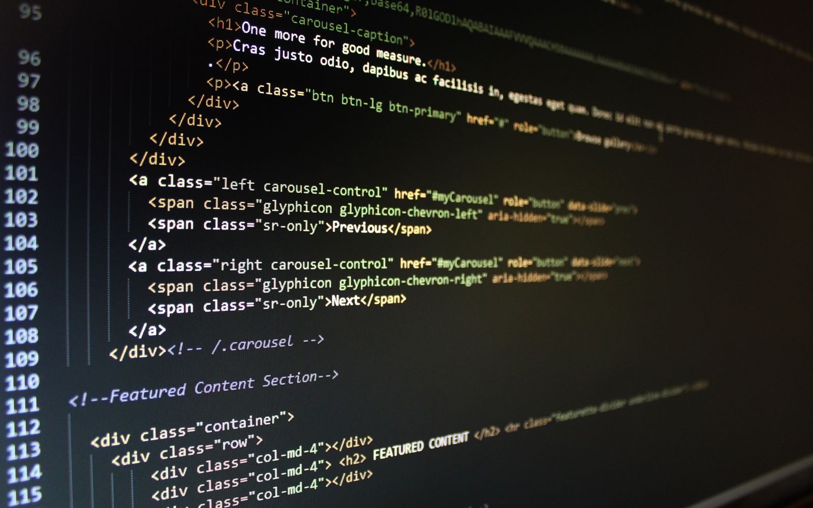 Código HTML em close na tela de um monitor