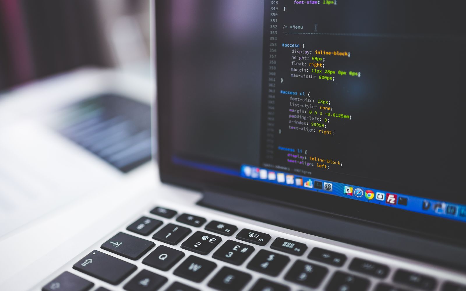 Tela de notebook exibindo linhas de código
