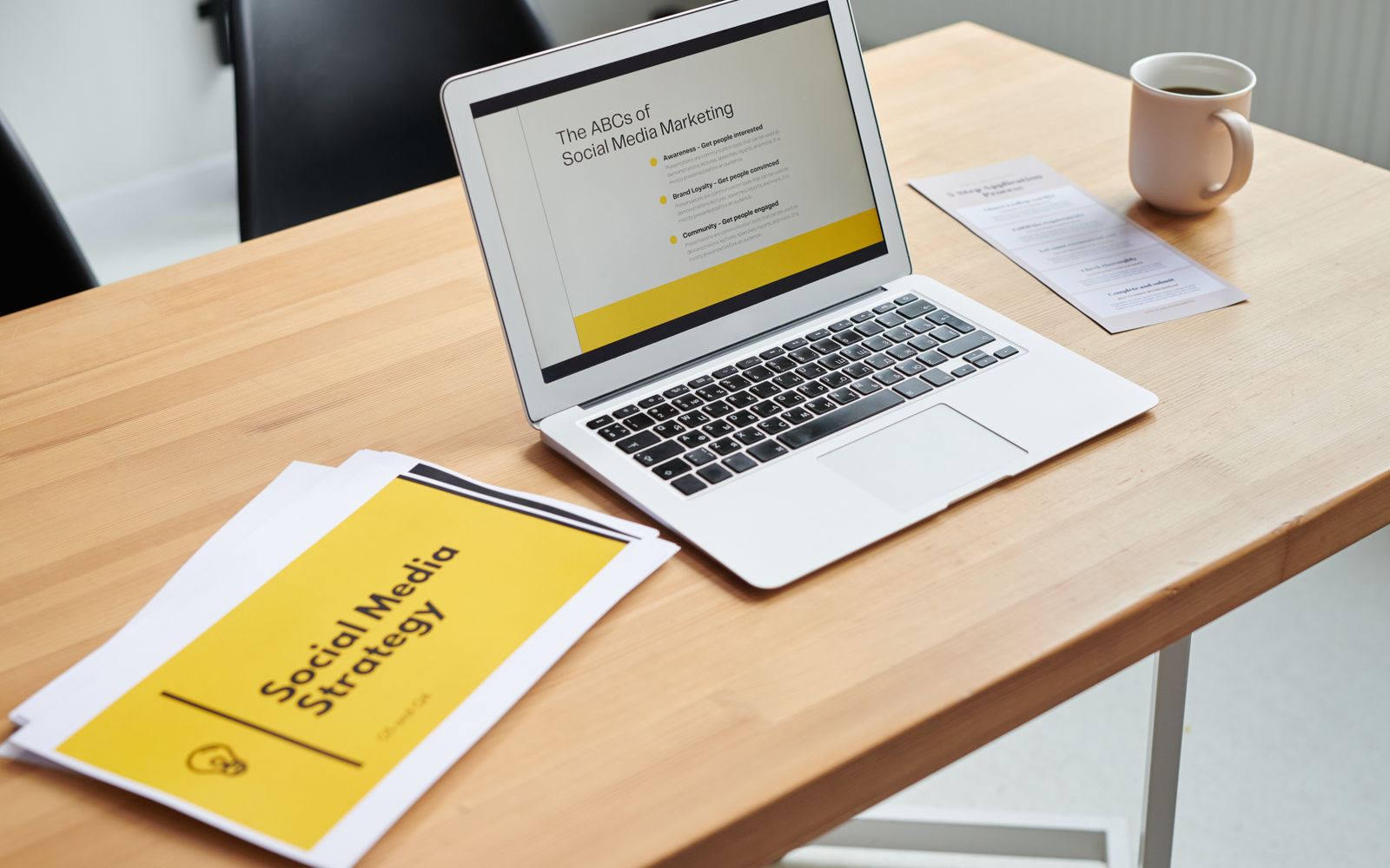 Um laptop mostrando uma estratégia de marketing de mídia social em um ambiente de escritório