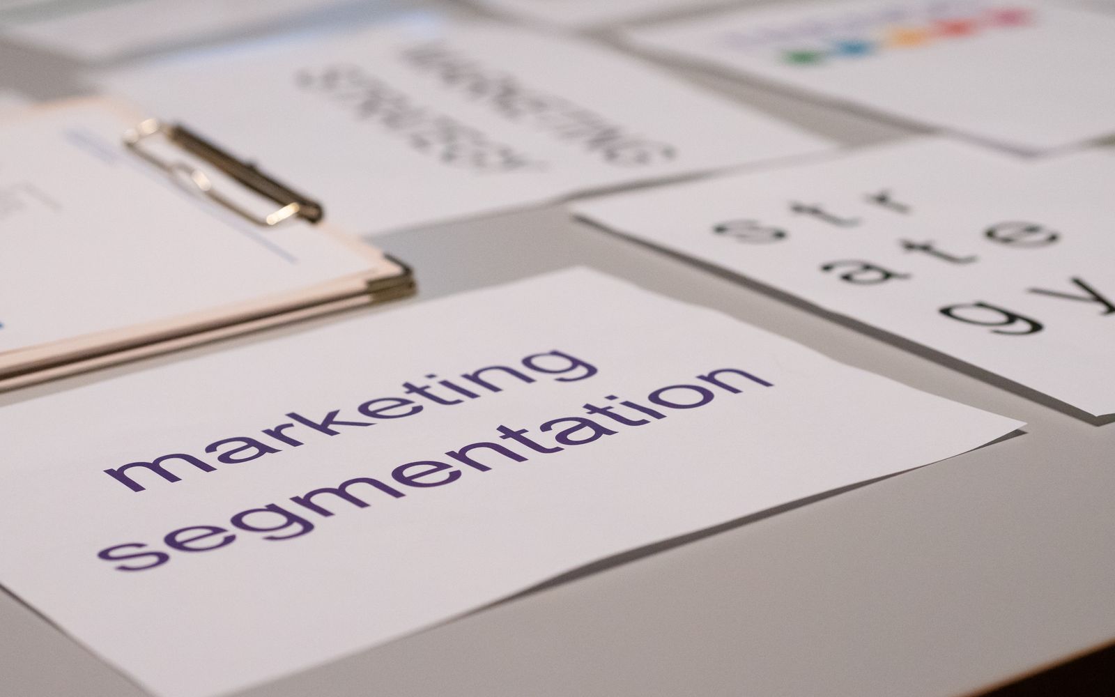Documentos de marketing espalhados sobre a mesa
