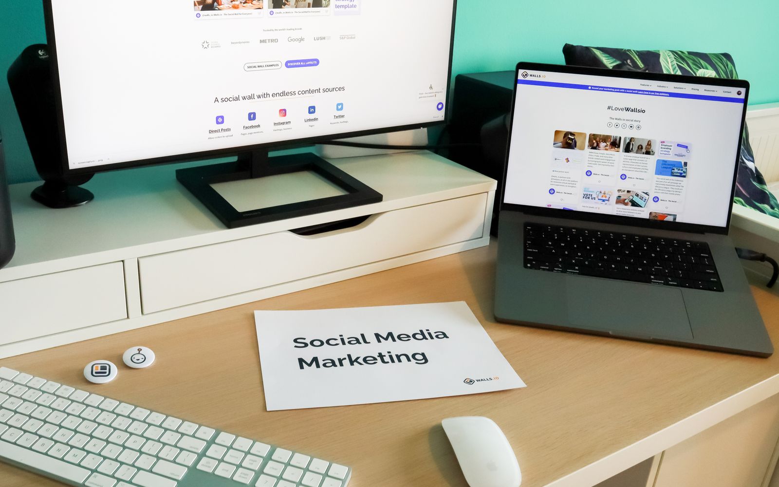 Ambiente de trabalho elegante com laptop e monitor para marketing de redes sociais