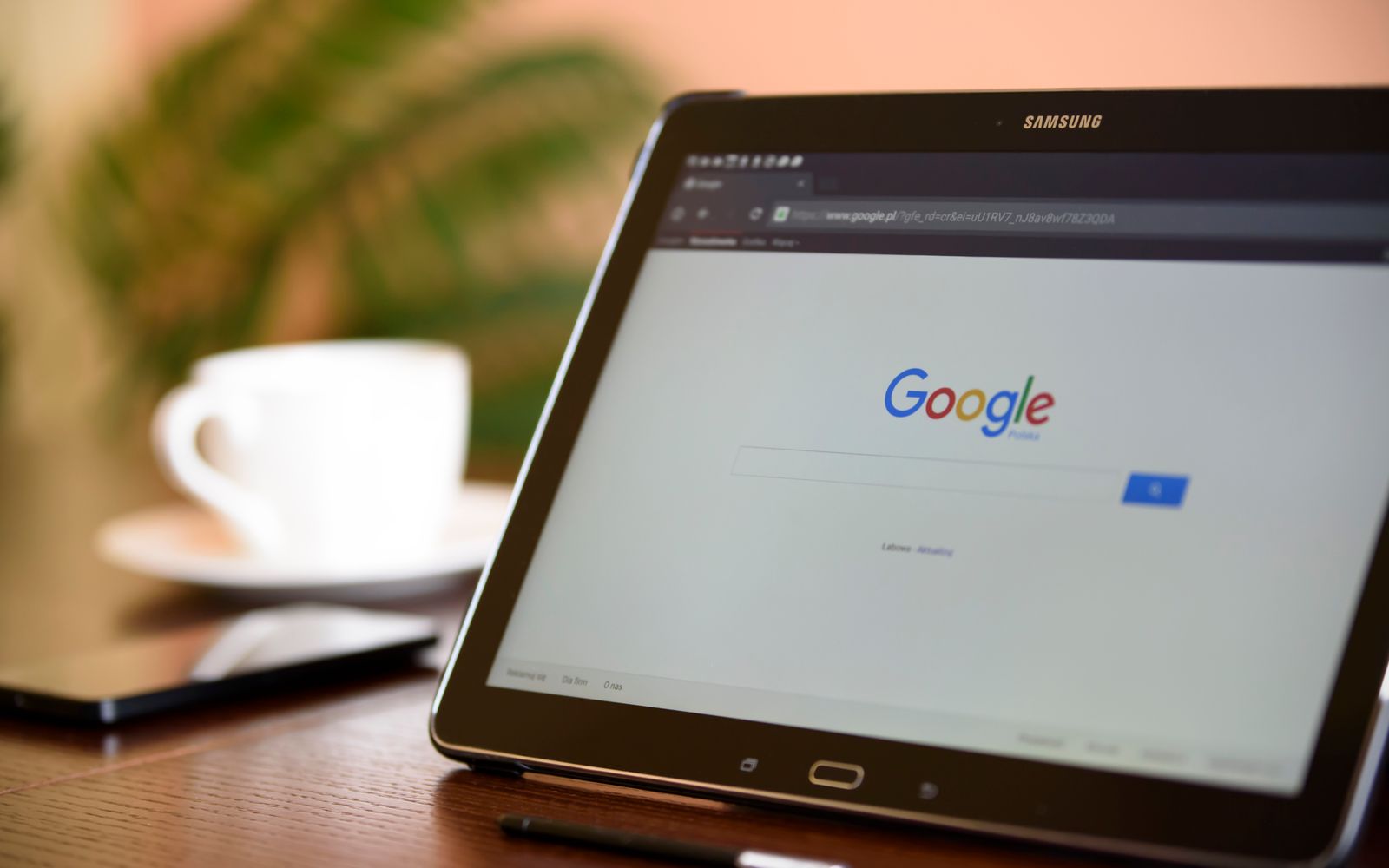 Tablet sobre a mesa exibindo a página inicial do Google