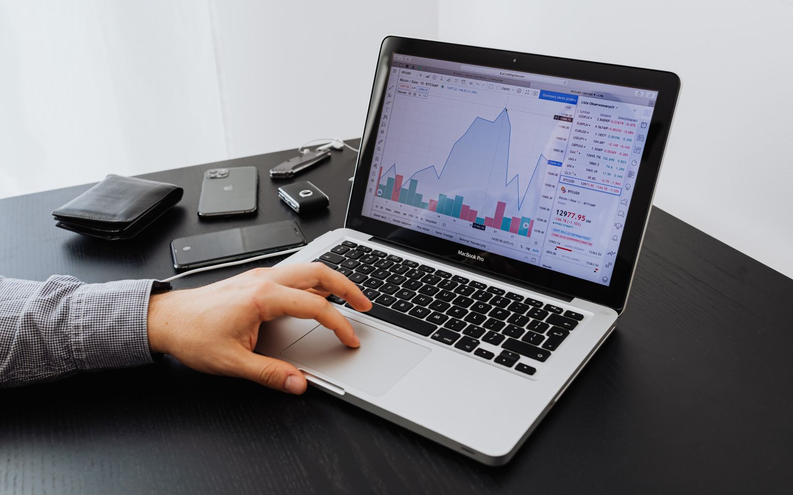 Pessoa analisando dados de mercado no notebook