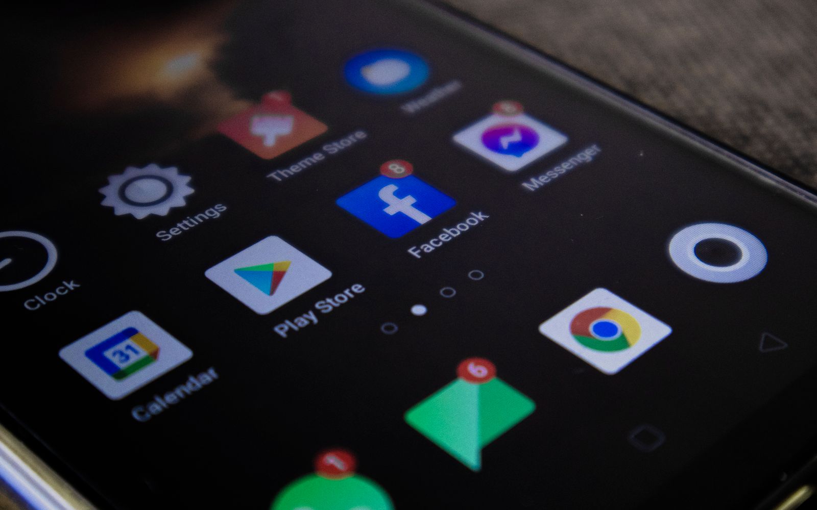 Tela de celular com os ícones de Facebook e Messenger