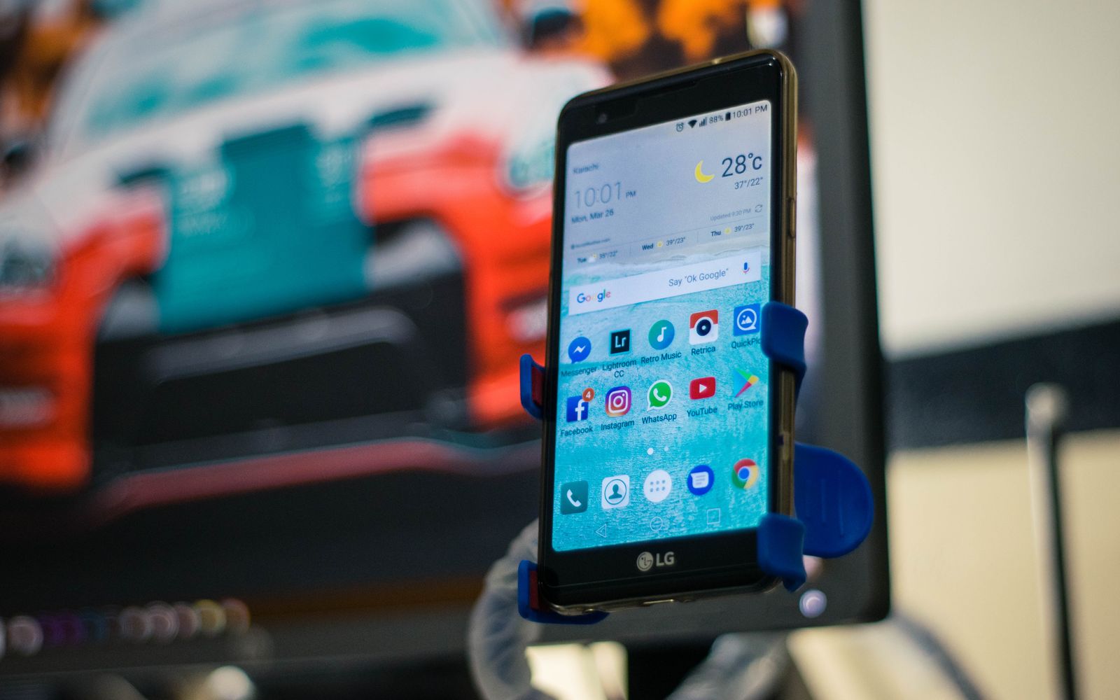 Celular preso ao suporte do carro com os aplicativos na tela