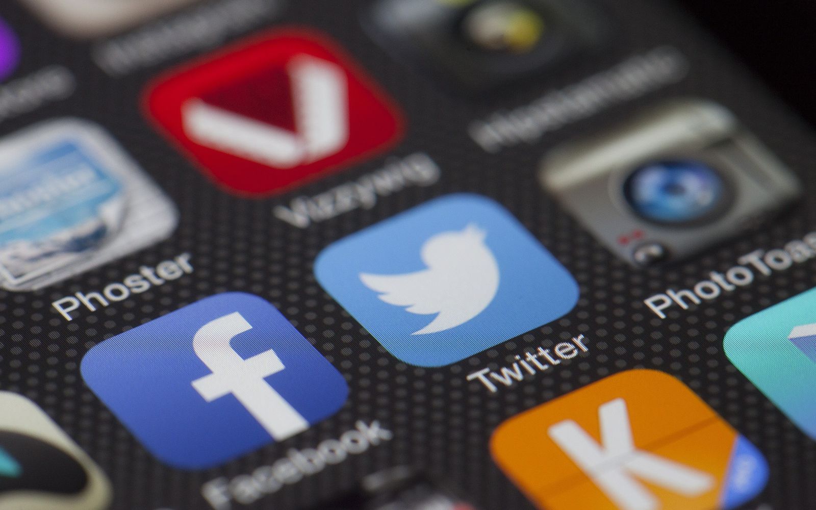 Ícones de redes sociais em close na tela de um celular