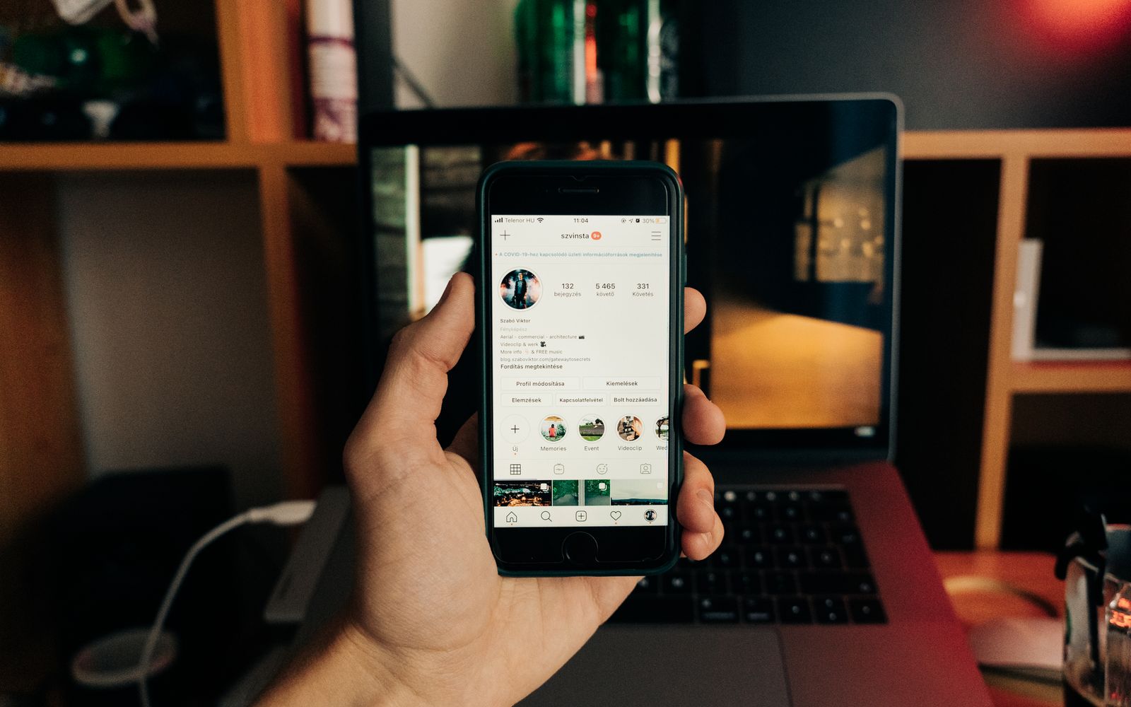 Uma mão segurando um smartphone com o Instagram aberto, mostrando tecnologia em uso