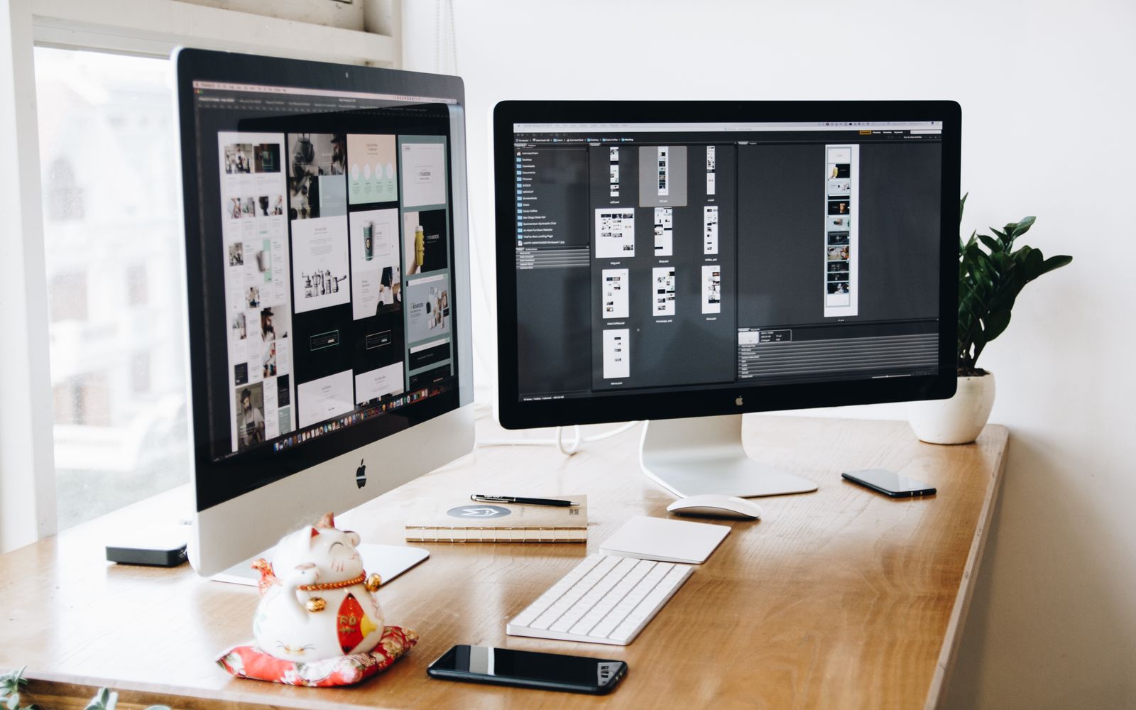 Um espaço de trabalho de design bem organizado com monitores duplos e software de design exibido
