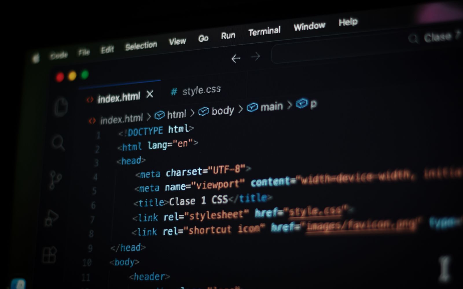 Código HTML exibido em uma tela de computador no modo escuro, com foco em conceitos de programação