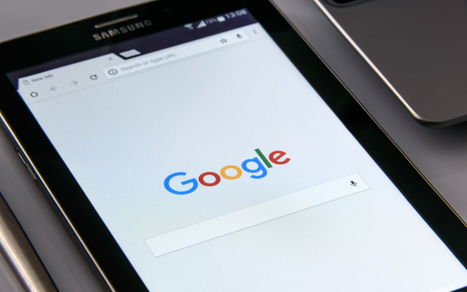 Tablet exibindo a tela de busca do Google