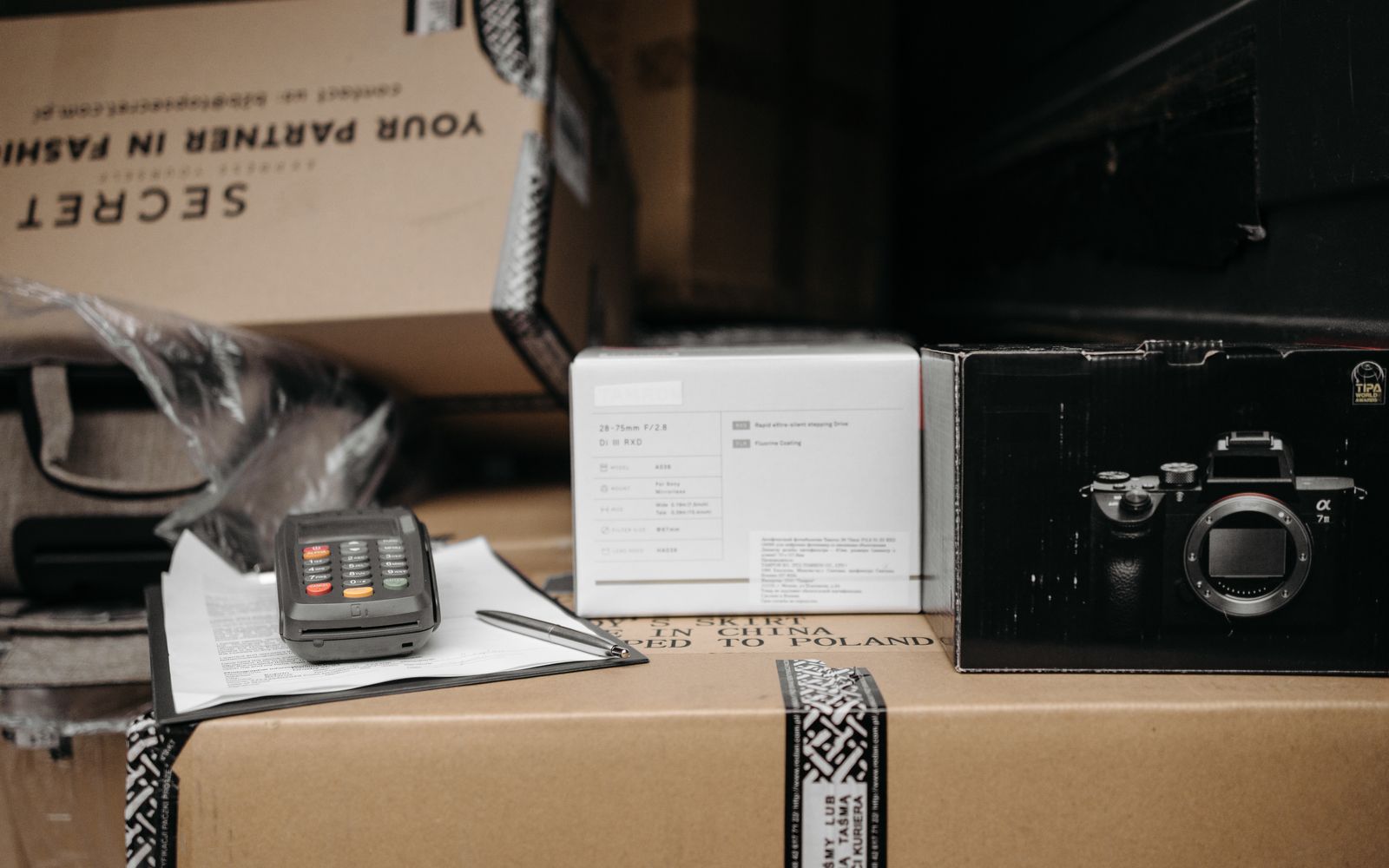 Encomendas com equipamento de câmera prontas para envio