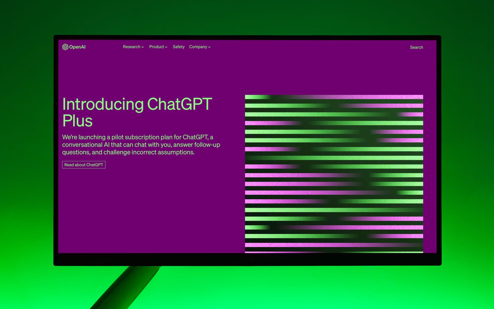 Monitor exibindo a tela de apresentação do ChatGPT Plus