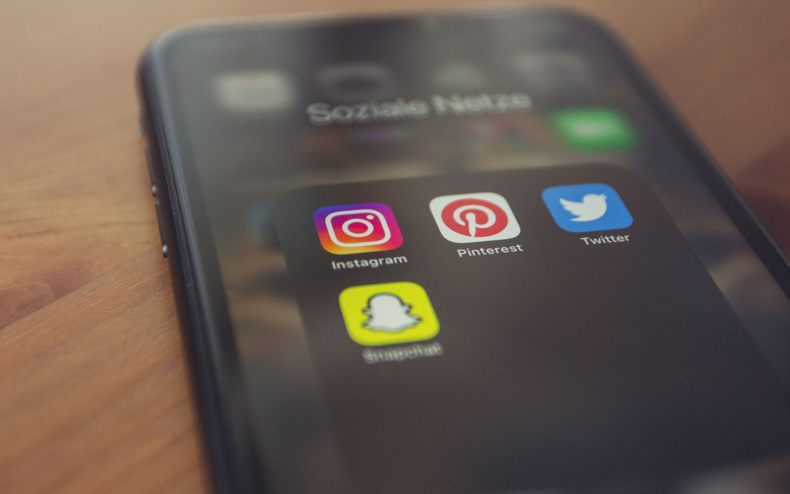 Celular exibindo os aplicativos de Instagram, Pinterest, Twitter e Snapchat
