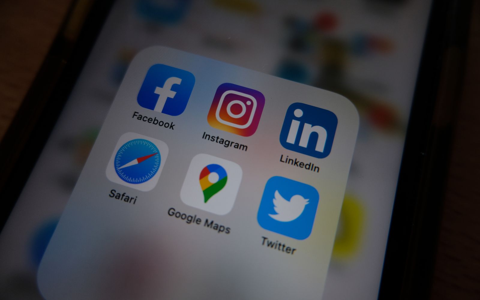 Ícones de aplicativos de redes sociais na tela de um celular