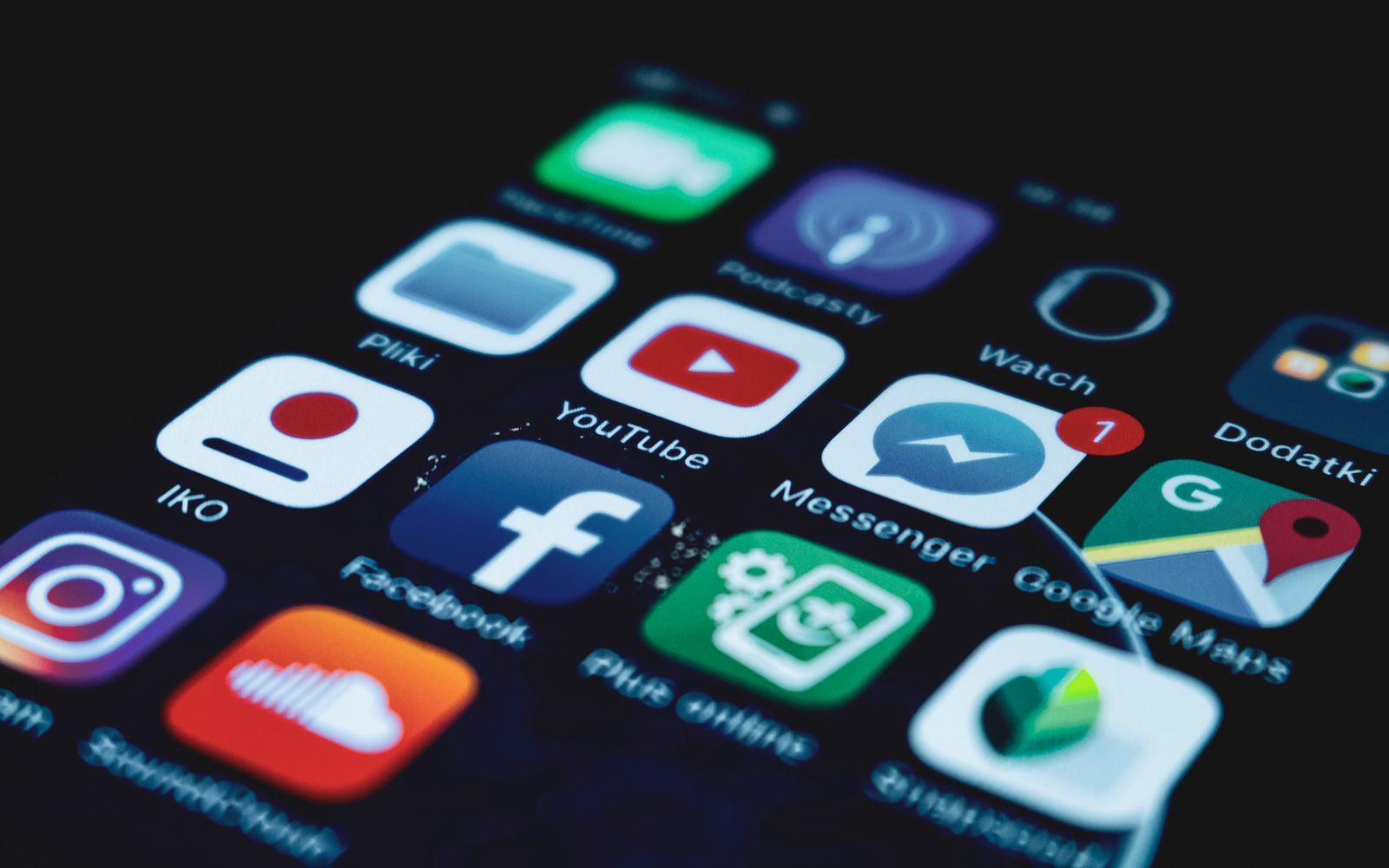 Tela de celular em close com os ícones dos aplicativos de redes sociais