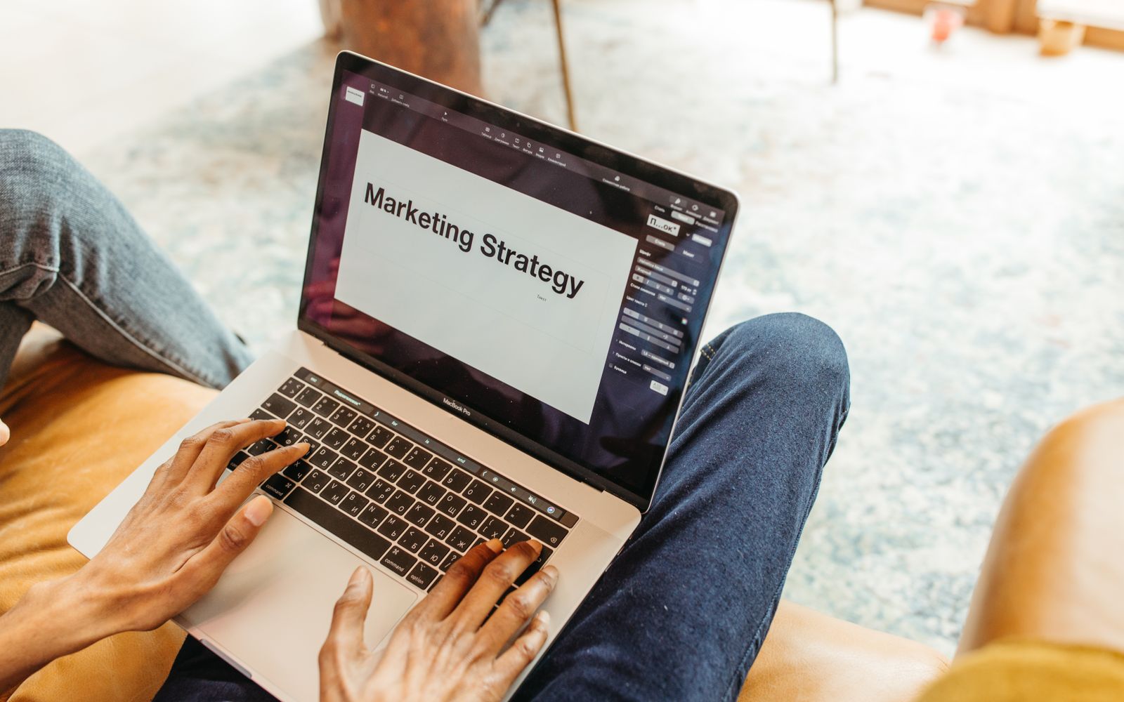 Mãos no notebook com uma apresentação de estratégia de marketing