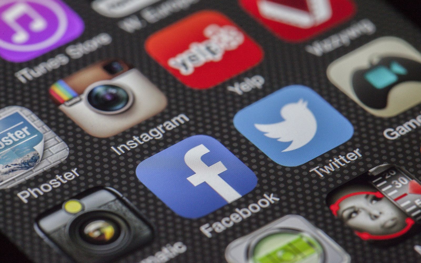 Ícones de aplicativos de redes sociais na tela de um celular