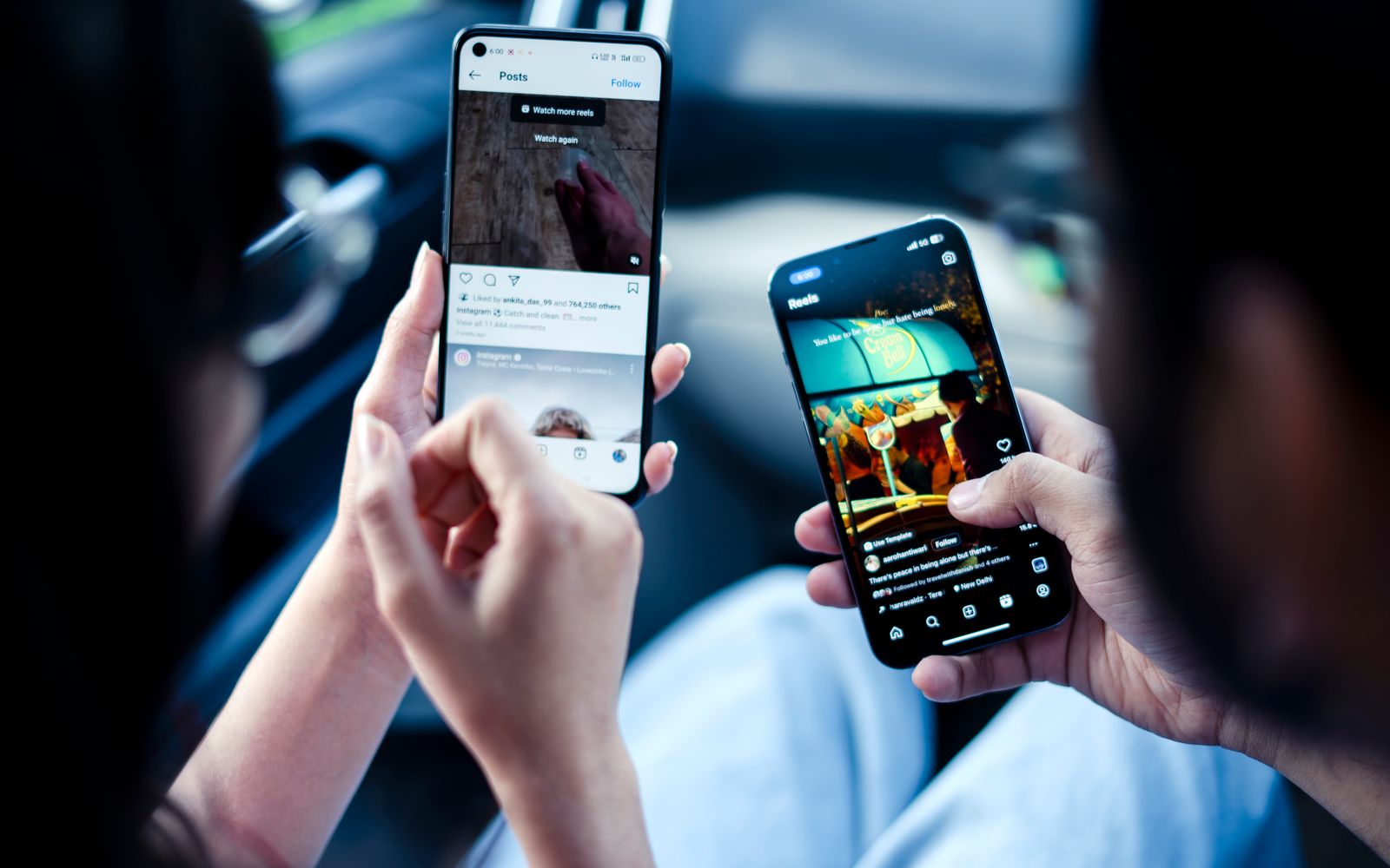 Casal usando as redes sociais nos celulares