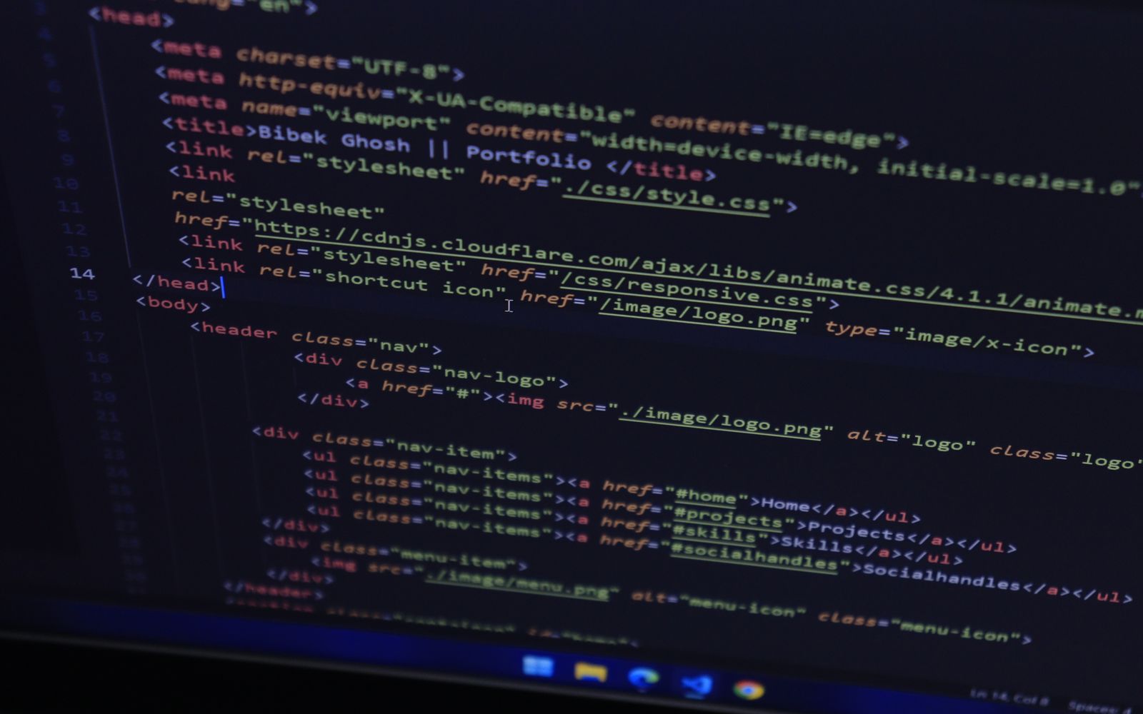 Código HTML em alta resolução na tela do computador