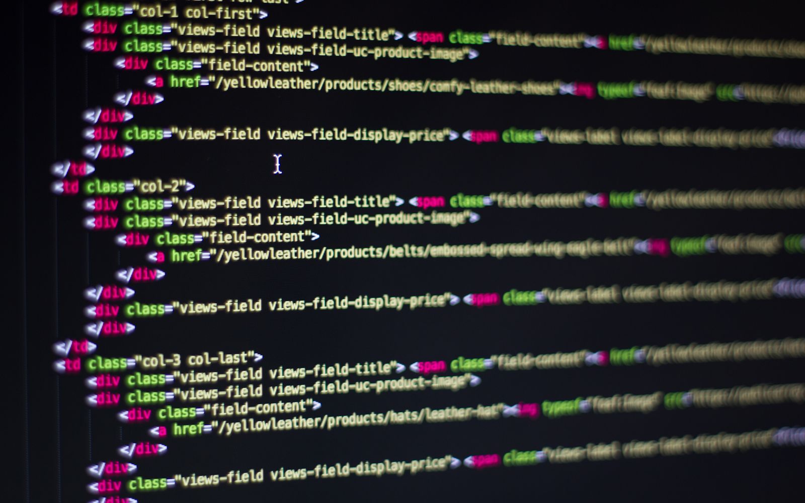 Código HTML em close no monitor