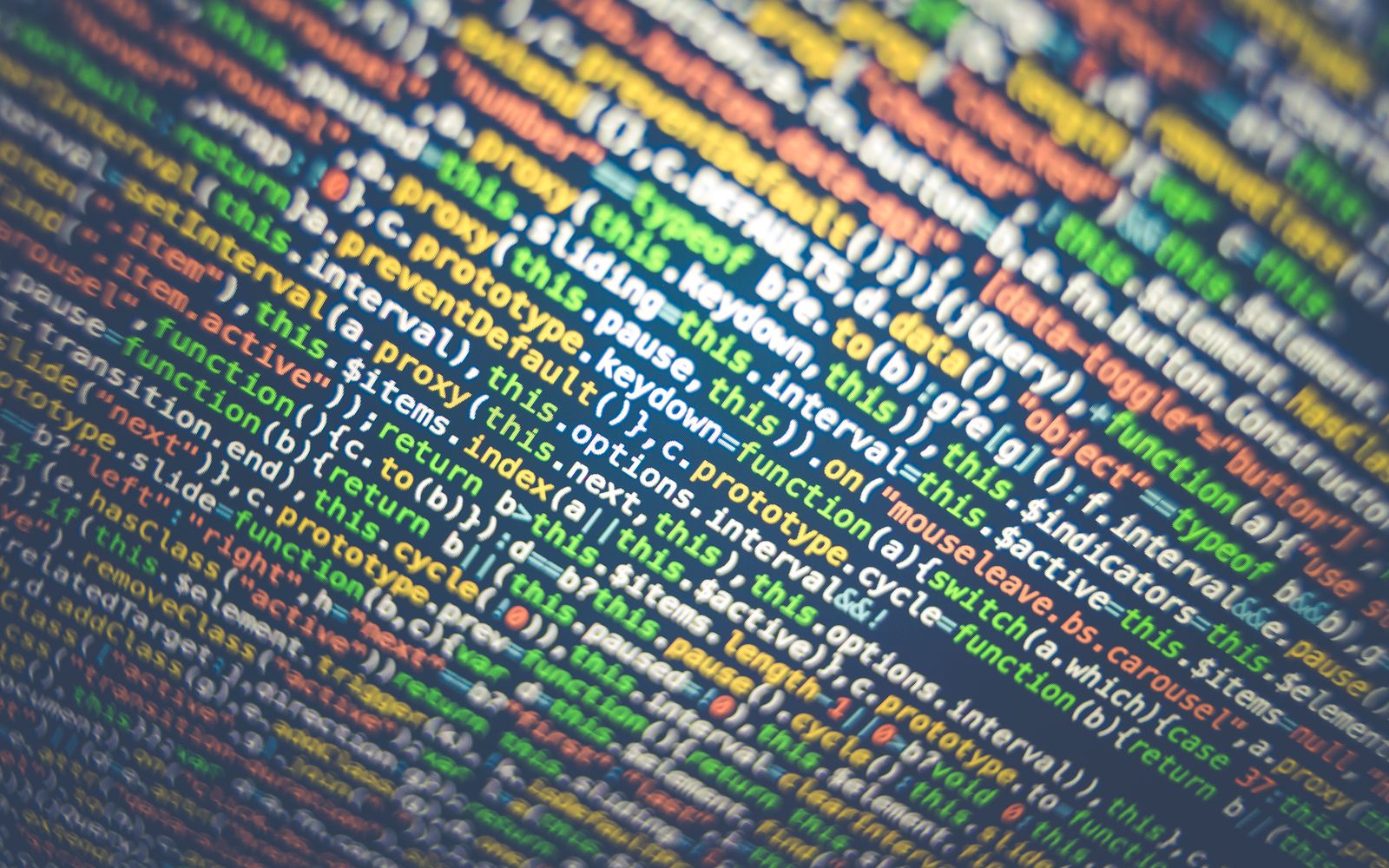 Código-fonte colorido na tela do computador