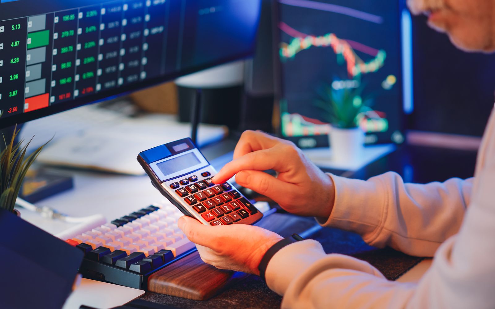 Pessoa usando calculadora em análise de mercado