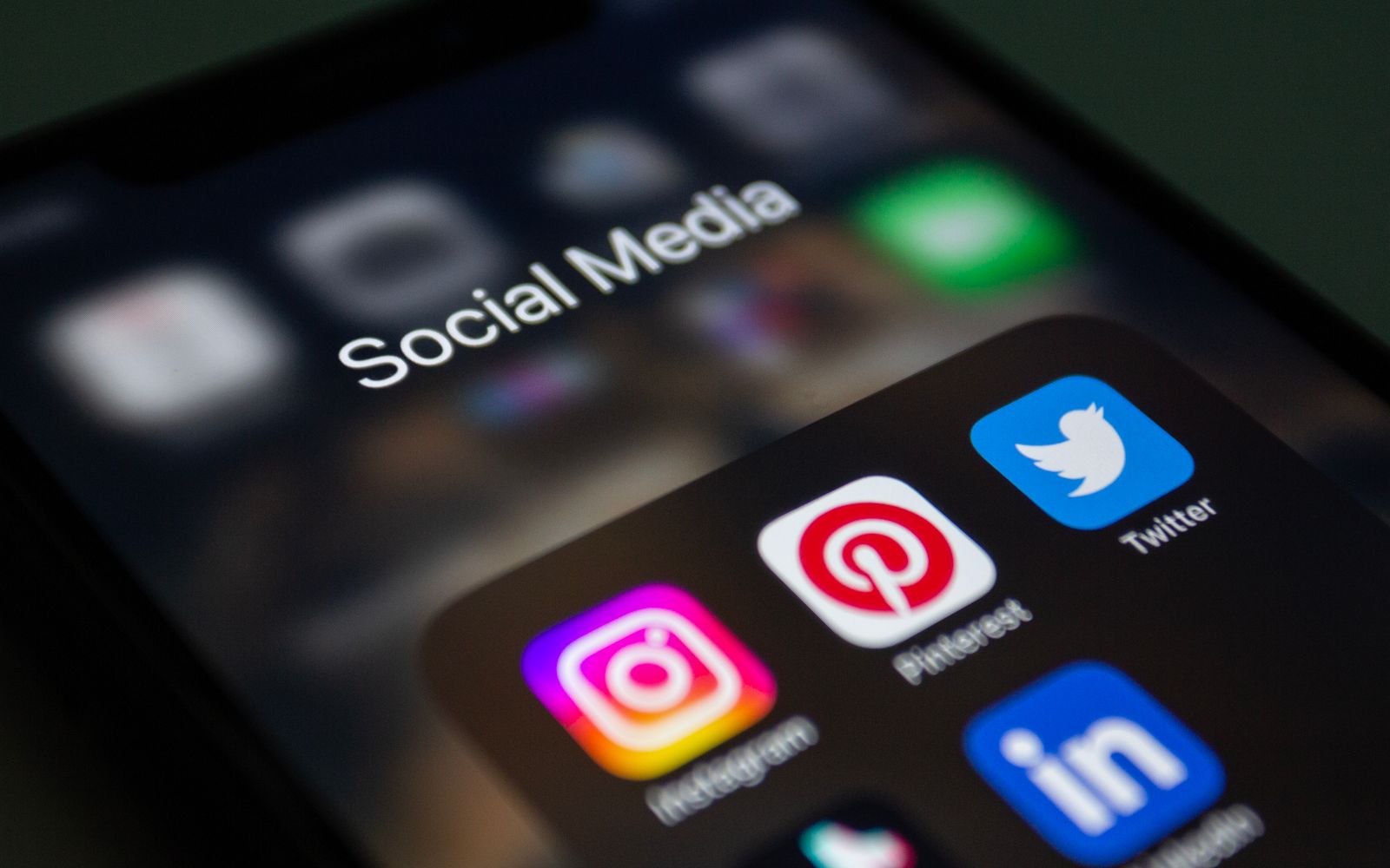 Tela de celular com aplicativos de redes sociais como Instagram e Twitter