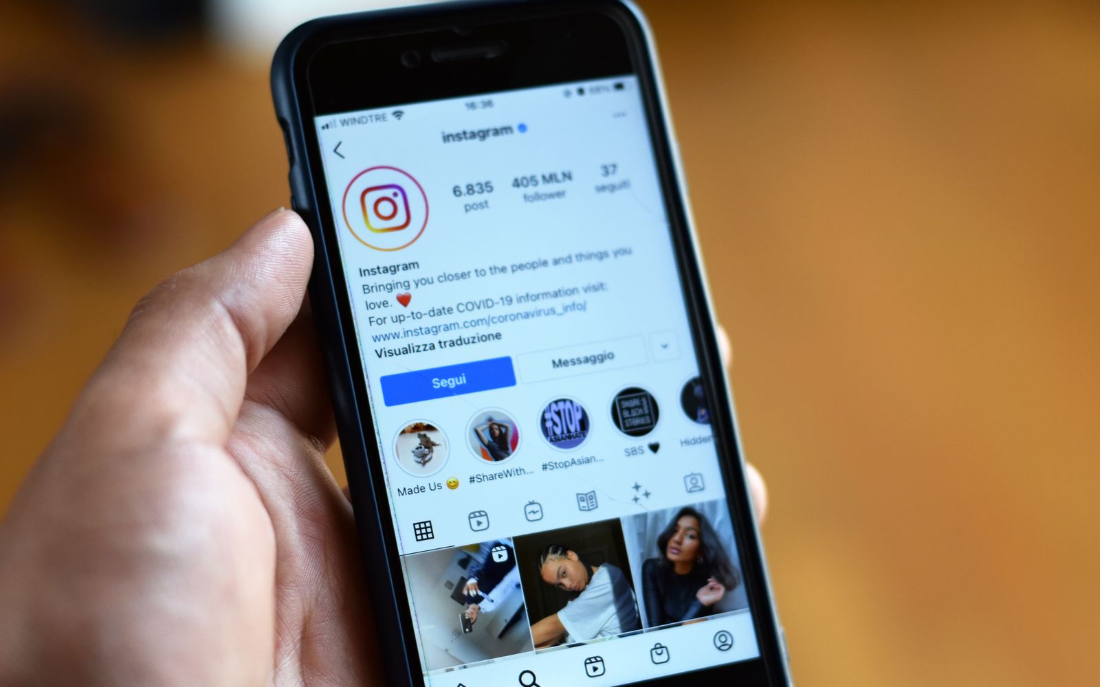 Celular exibindo a tela de um perfil do Instagram