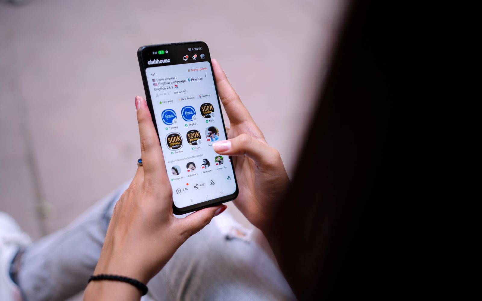 Uma mulher usando um smartphone com um aplicativo de redes sociais aberto mãos segurando o dispositivo