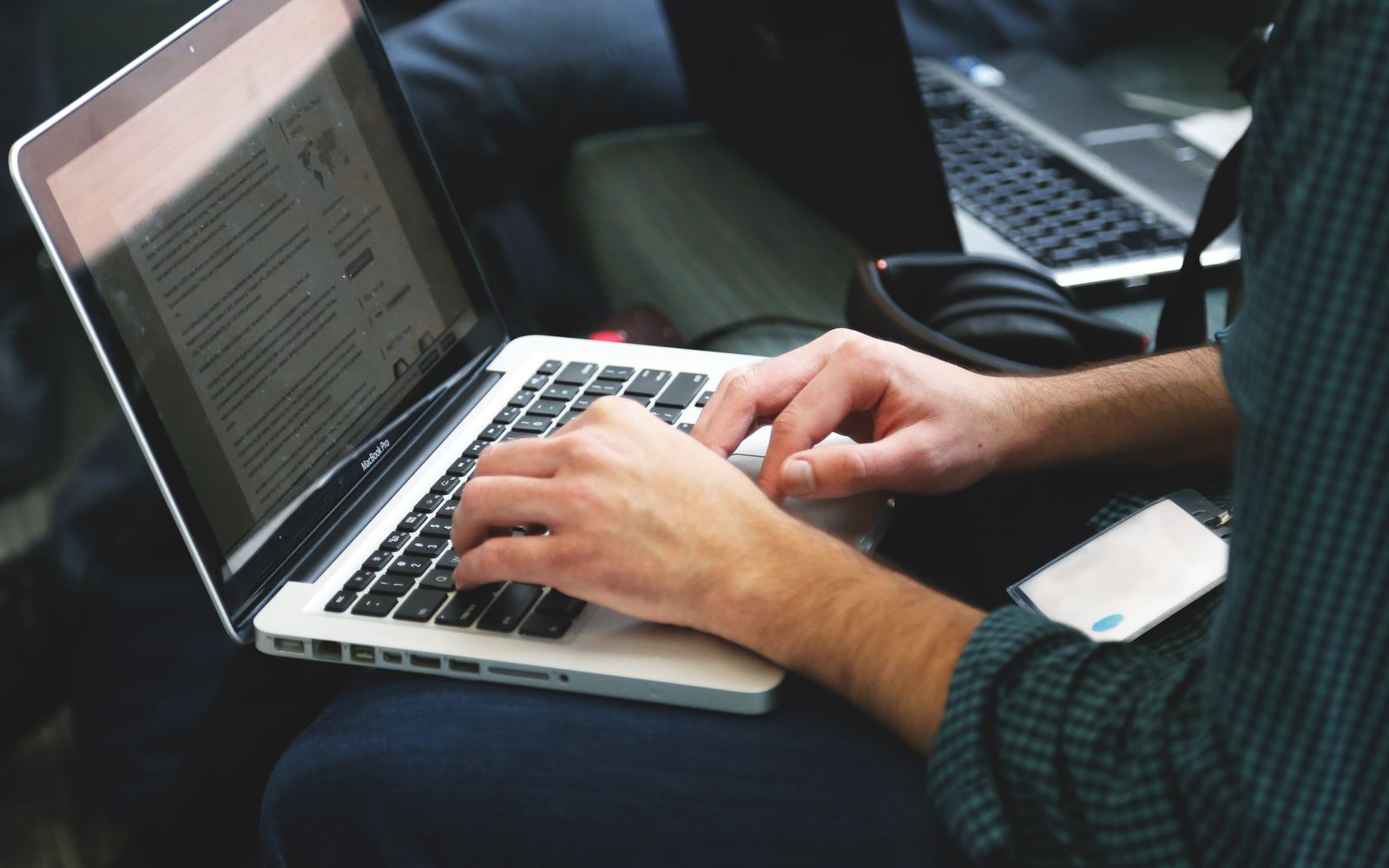 Programador digitando em um notebook