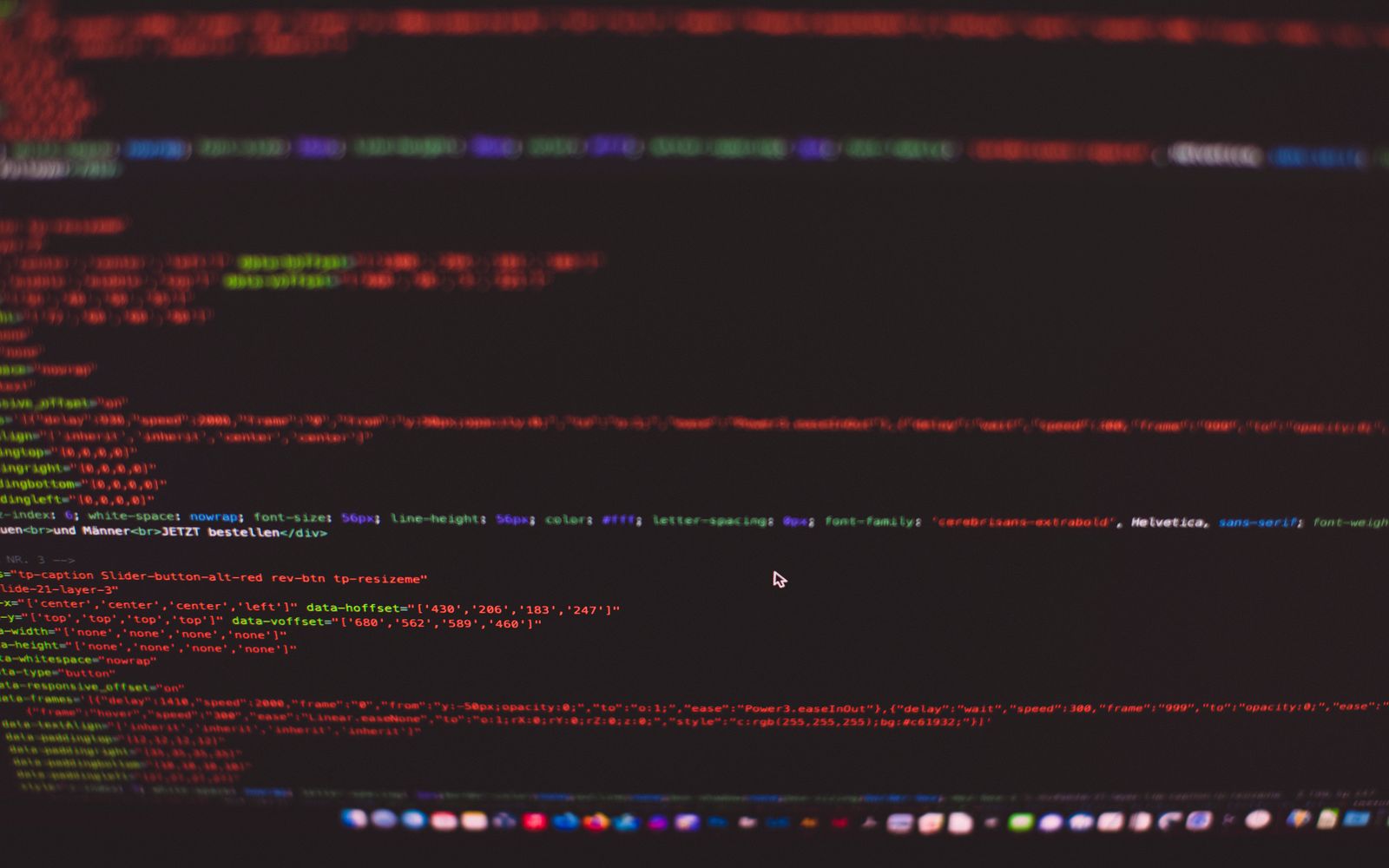Código CSS e HTML colorido em tela escura