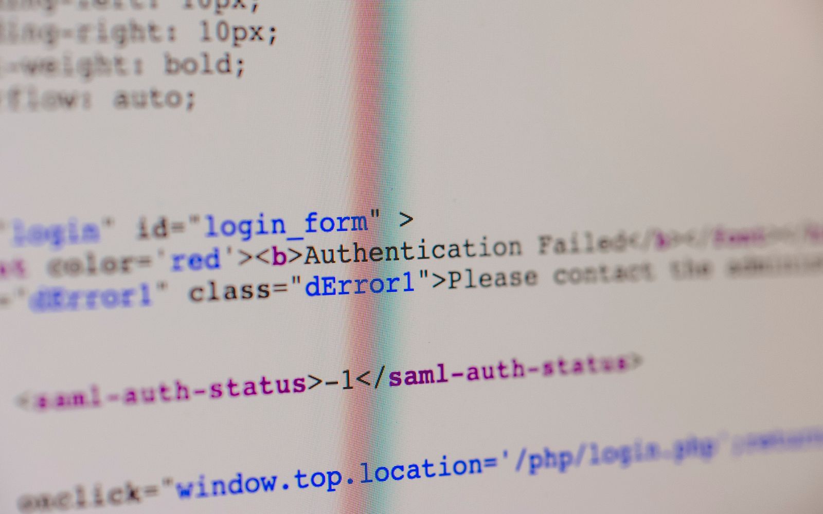 Código HTML e PHP na tela exibindo mensagem de erro e dados de formulário de login