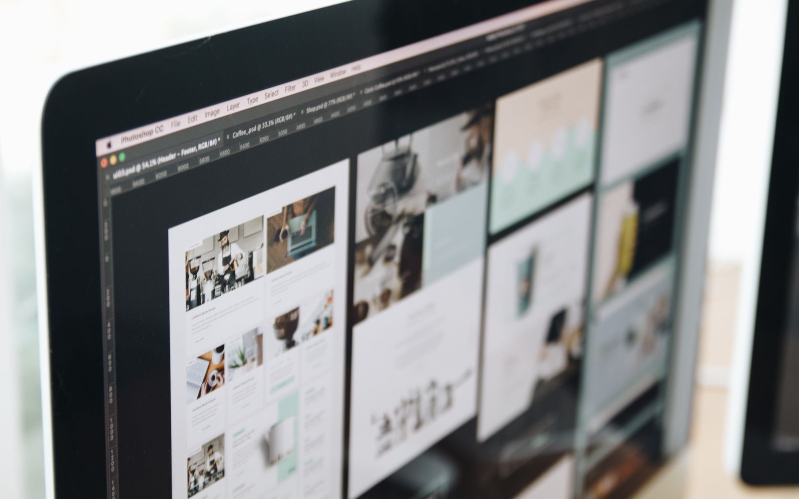 Tela de computador com um trabalho de web design em andamento