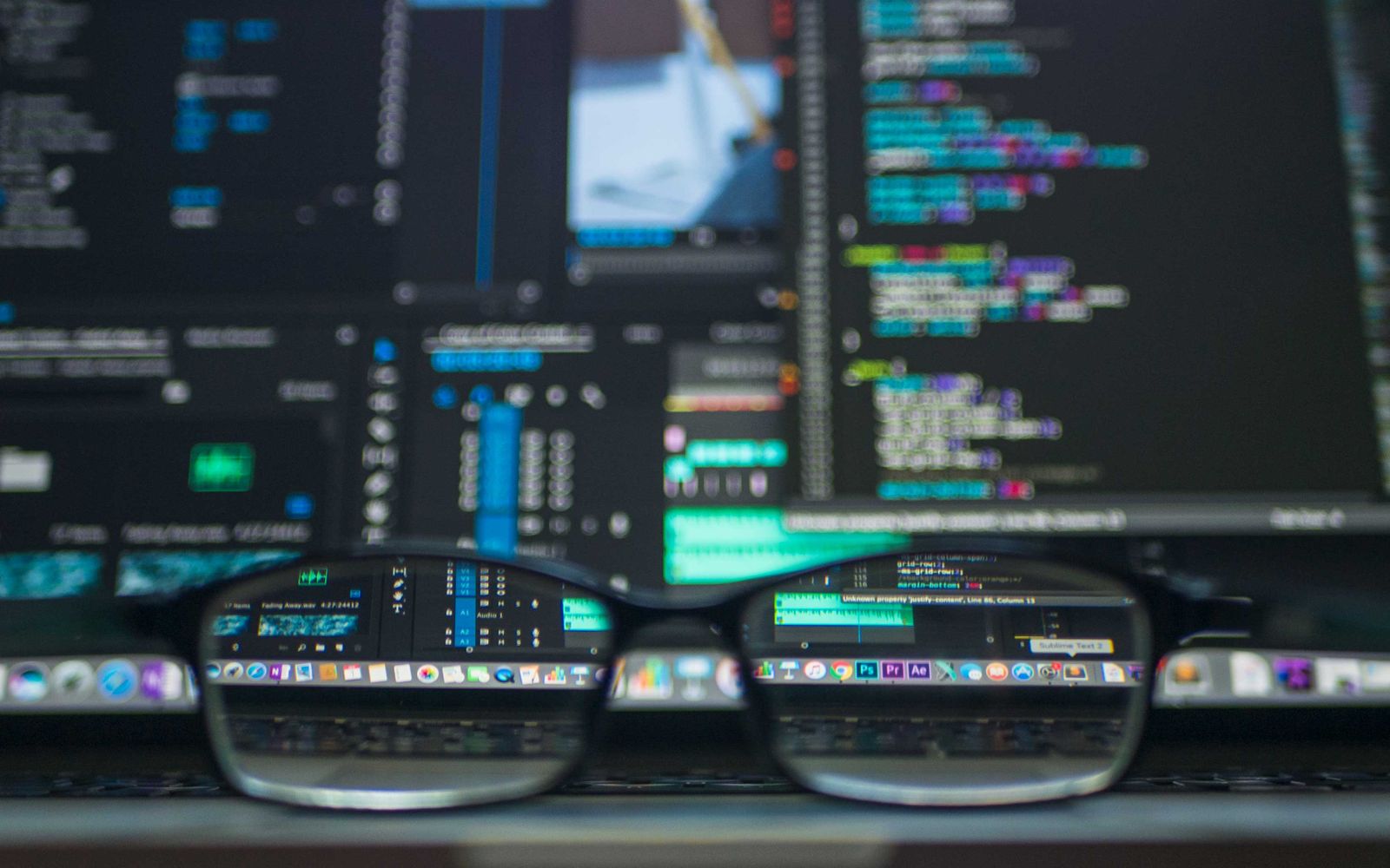 Óculos refletindo o código exibido em um monitor