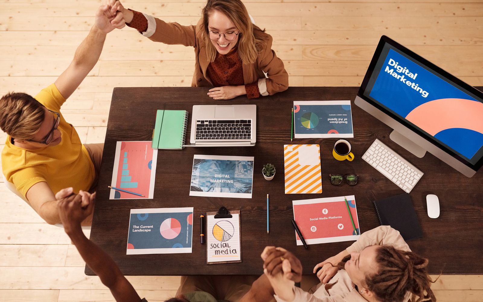 Colegas celebrando o sucesso em um escritório moderno de marketing digital com trabalho em equipe e colaboração