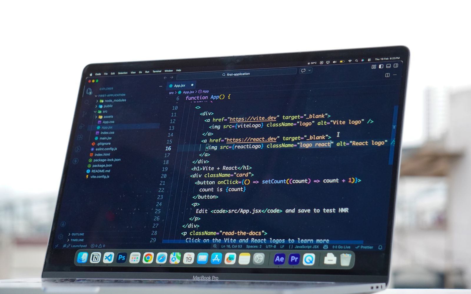 Programando em um laptop ao ar livre, mostrando um estilo de vida urbano no telhado em Surat, Índia