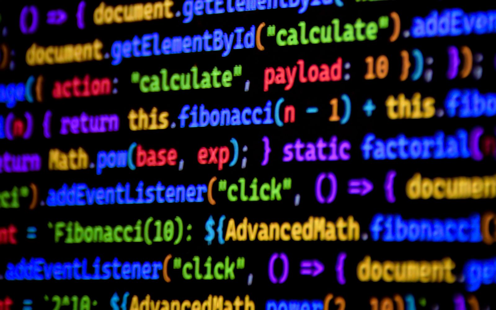 Código JavaScript colorido e vibrante exibido em uma tela de computador, mostrando programação