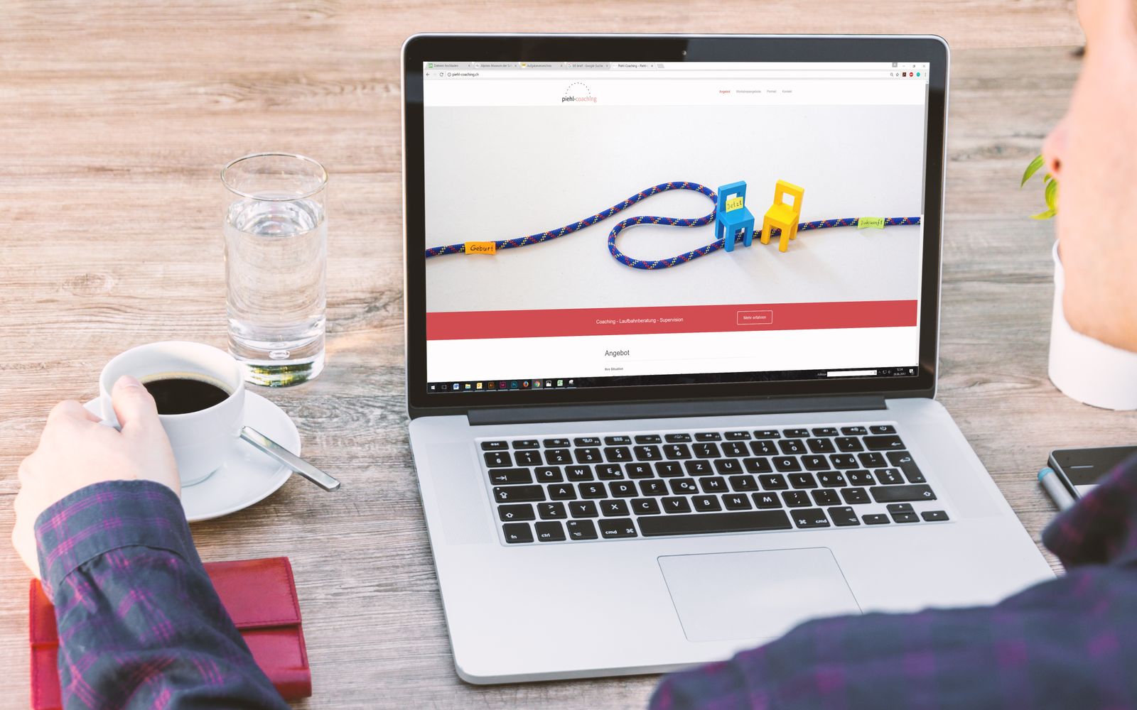 Escritório empresarial com laptop, café e copo de água, mostrando tecnologia moderna e produtividade