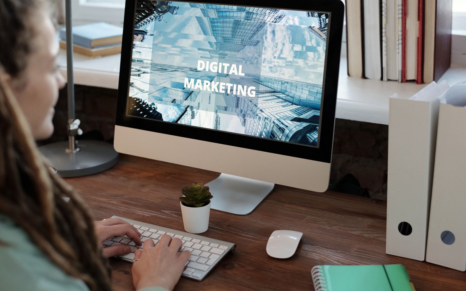 Mulher trabalhando em um projeto de marketing digital em escritório em casa
