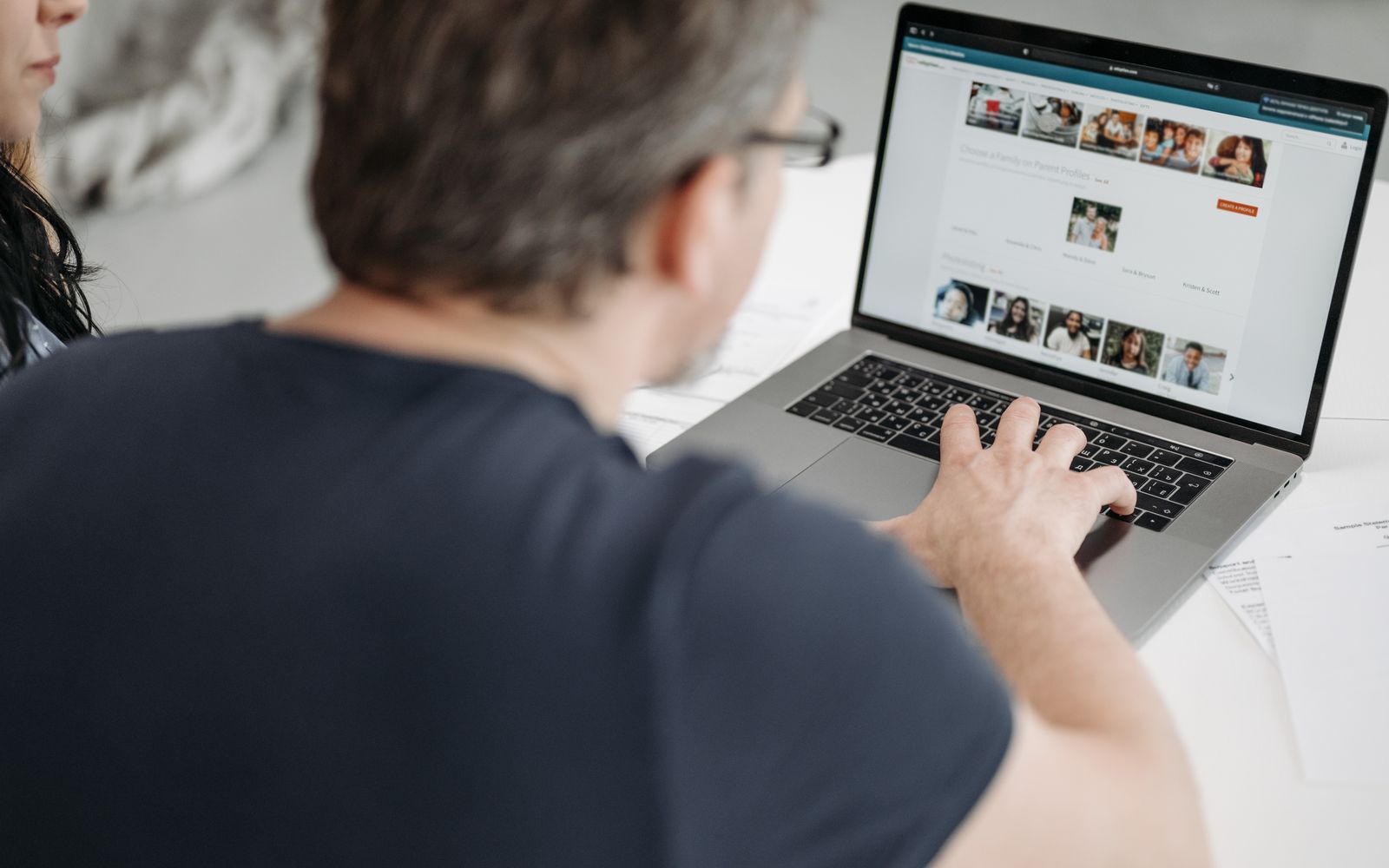 Homem consultando perfis online pelo notebook