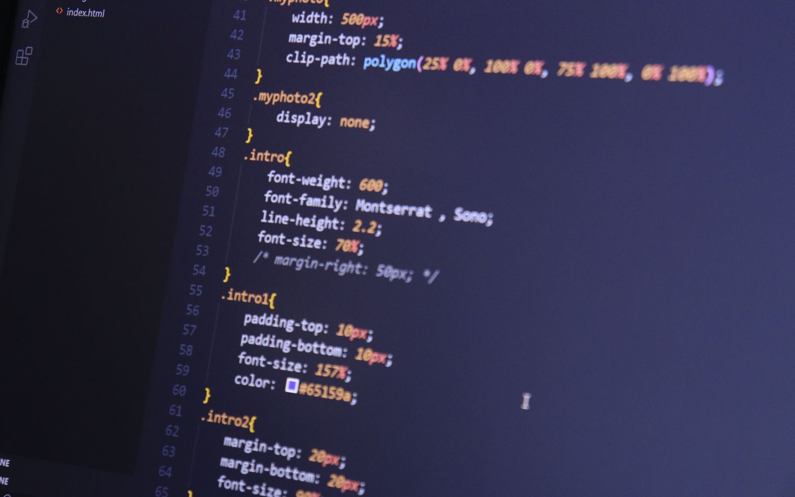 Código HTML e CSS em foco no monitor