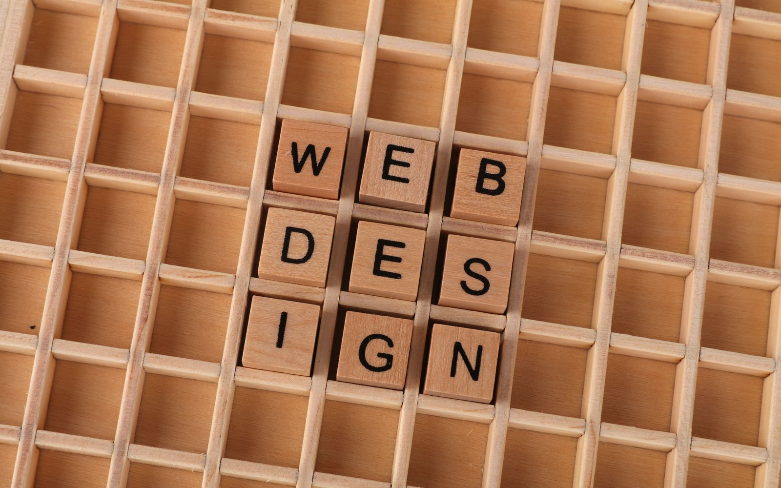 Blocos de madeira formando a expressão web design