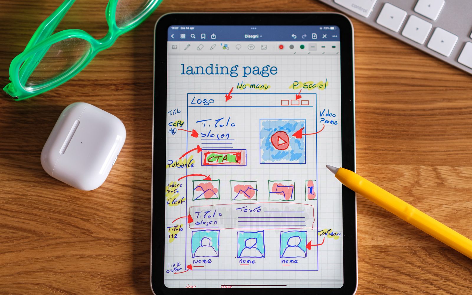 Tablet exibindo o rascunho de uma landing page desenhado à mão