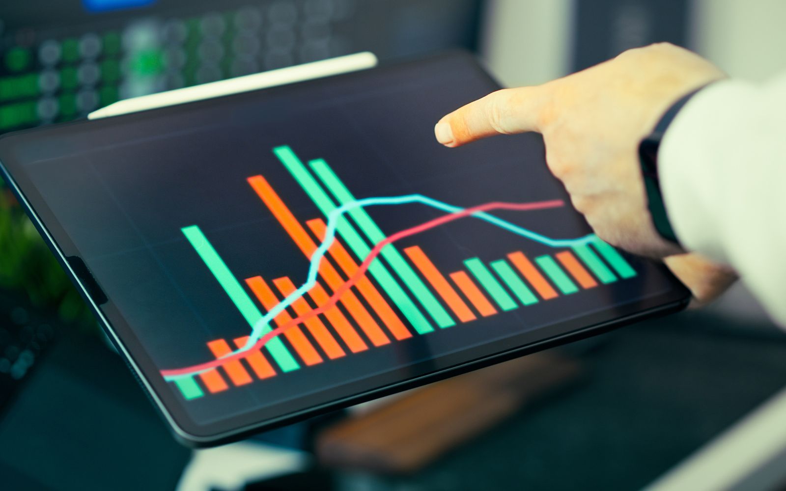 Pessoa analisando dados de negócio em gráficos coloridos no tablet