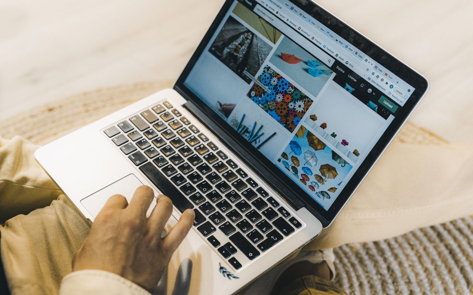 Pessoa navegando em bancos de imagem pelo notebook