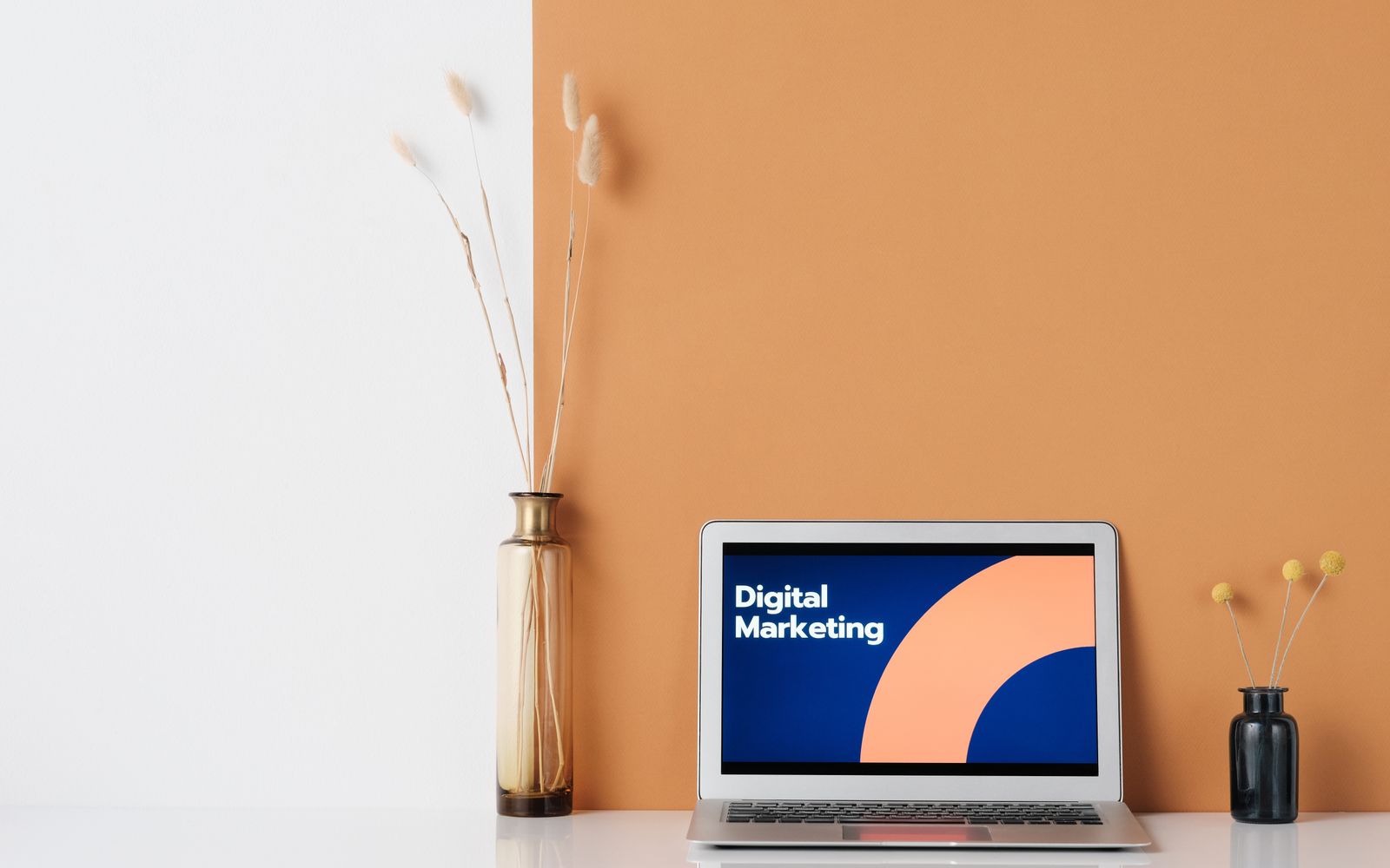 Notebook sobre a mesa com gráficos de marketing digital na tela